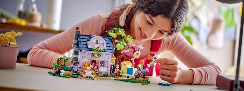 LEGO Friends - Dům včelařů a květinová zahrada