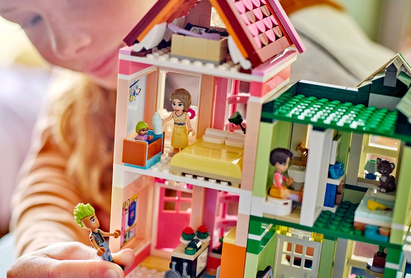 LEGO Friends - Apartmány a obchody v městečku Heartlake