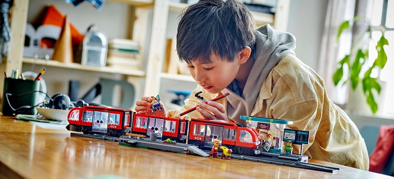 LEGO City - Tramvaj a zastávka v centru města