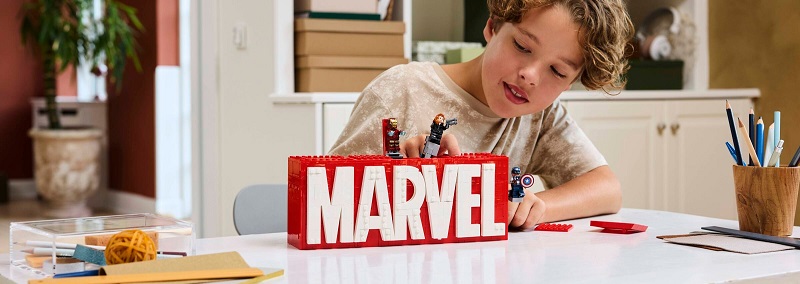 LEGO Marvel - Logo MARVEL a minifigurky